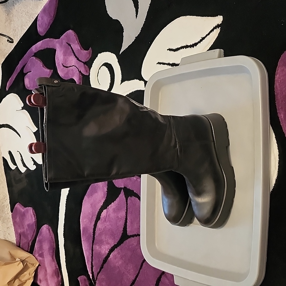 NWOT Women's size 8 Vince Camuto Nettrio Black Wedge Leather Boots